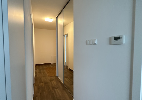 ARETÉ REAL - PREDAJ NÁDHERNÉHO BYTU S DVOMA PARKOVACÍMI MIESTAMI, SLOVENSKÝ GROB, PRI JAZERE
