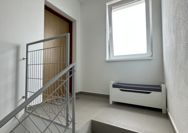 ARETÉ REAL - PREDAJ NÁDHERNÉHO BYTU S DVOMA PARKOVACÍMI MIESTAMI, SLOVENSKÝ GROB, PRI JAZERE