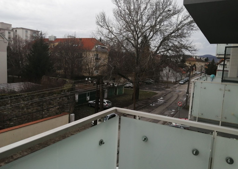Prenájom veľmi pekného, priestranného bytu v centre Pezinka
