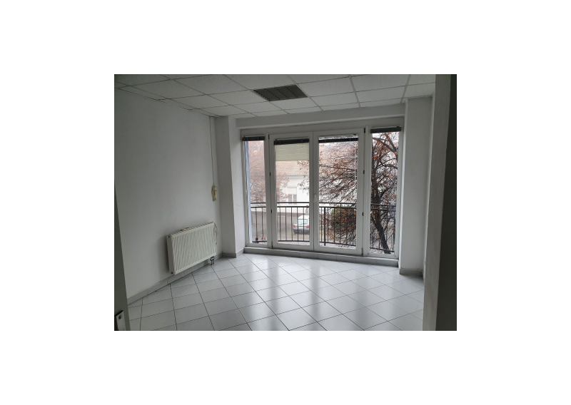 Areté real- Prenájom kancelárie s balkónom v centre Senca