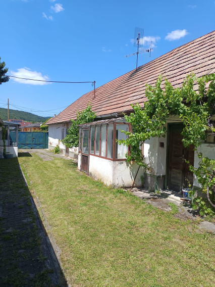 Areté real- Ponúkame na  predaj rodinný dom v tichej časti Častej – ideálne na rekonštrukciu alebo novú výstavbu
