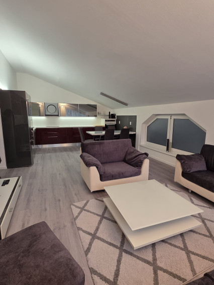 Areté real - Nadštandardný, priestranný 5-izbový byt v rodinnom dome  s parkovaním vo výbornej lokalite v Pezinku