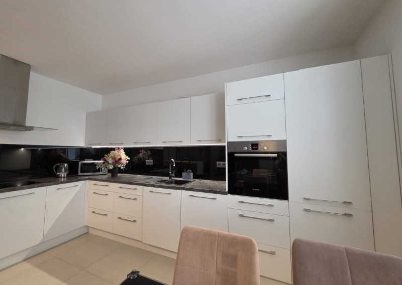 Areté real- Predaj výborne riešeného, priestranného 2-izbového bytu s balkónom a parkovacím miestom v dobrej lokalite, ul. Koceľova, Slovenský Grob