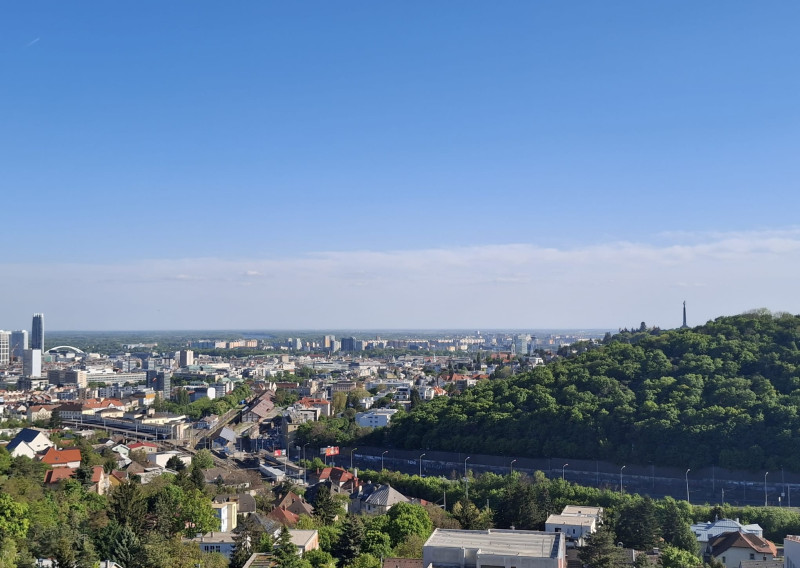 PREDAJ-Veľkorysý 4-izbový byt, pre rodinu ktorá túži po svetle, pokoji  a priestore, kde môže rásť. Každé okno prináša slnko do tohto výnimočného bytu.