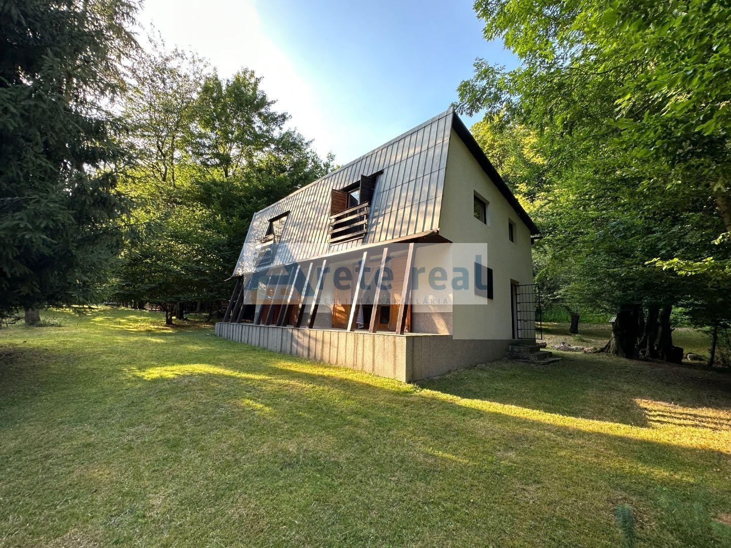 ARETÉ REAL – PREDAJ DVOCH REKREAČNÝCH CHÁT V RADOVEJ ZÁSTAVBE, LIMBACH, MEDVEDIE ÚDOLIE