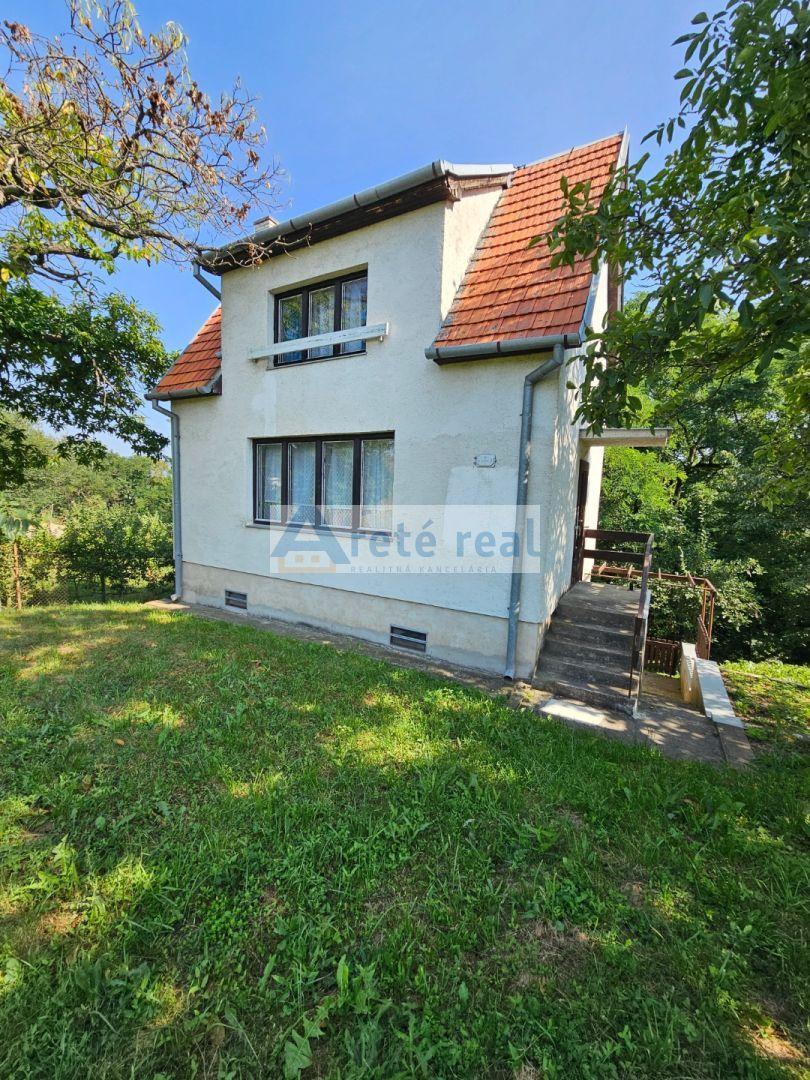 Areté real - Predaj pekného pozemku s rekreačnou chatou v tichej ulici v obci Šenkvice, ul. Agátová