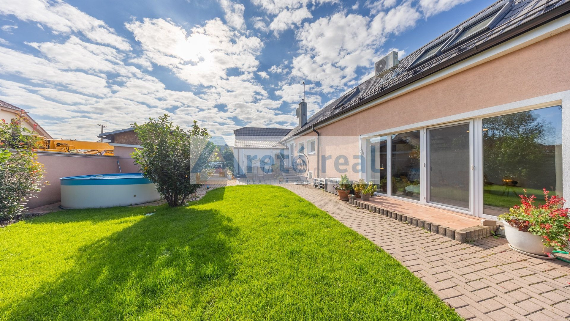 ARETÉ REAL - PREDAJ 2 RODINNÝCH DOMOV ZA CENU JEDNÉHO, SLOVENSKÝ GROB