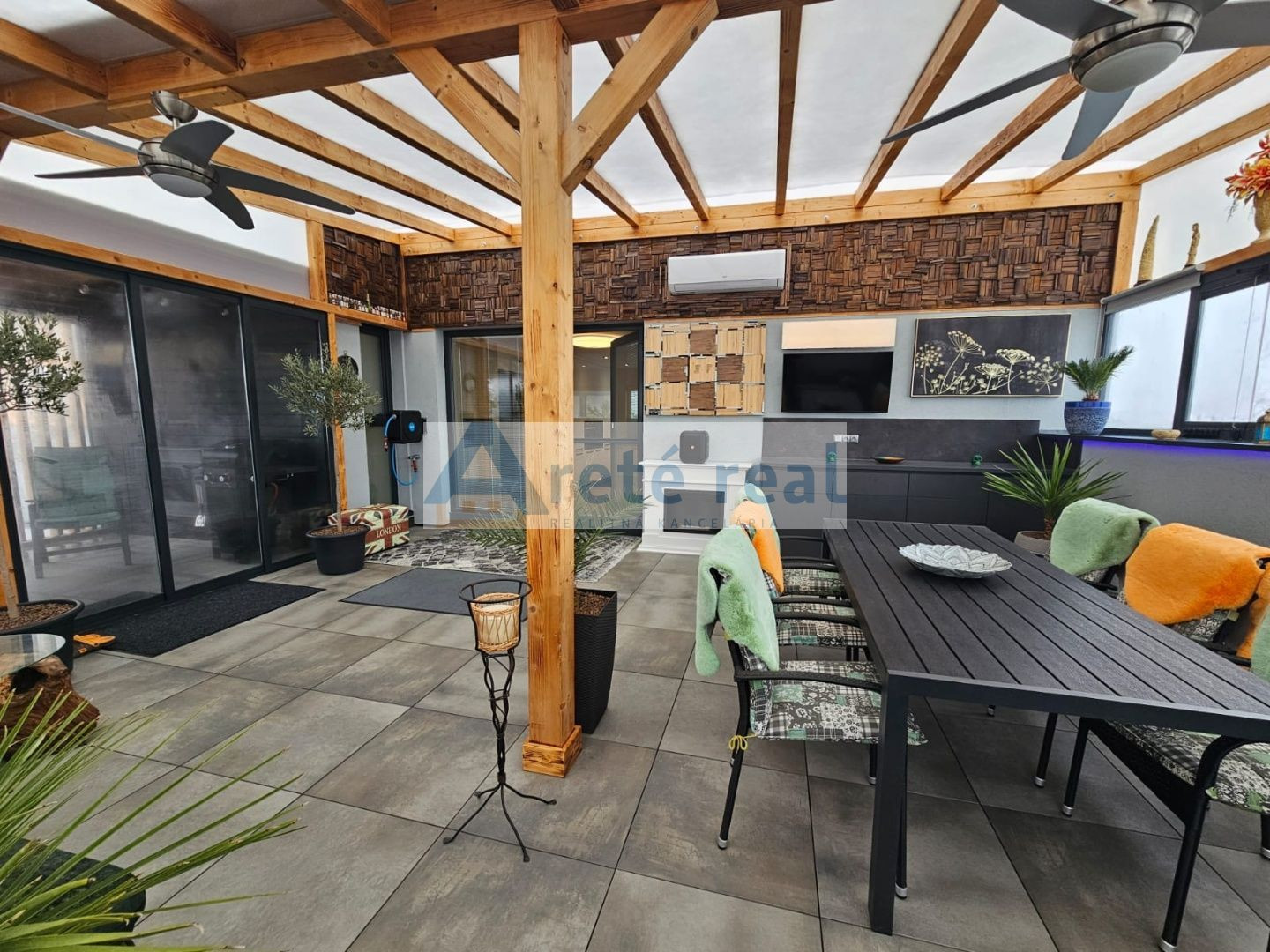 Areté real - Predaj nádherného, nadštandardného, výborne dispozične riešeného 3-izbového bytu s veľkorysou zimnou záhradou a terasou v dobrej lokalite v Slovenskom Grobe, Malý Raj