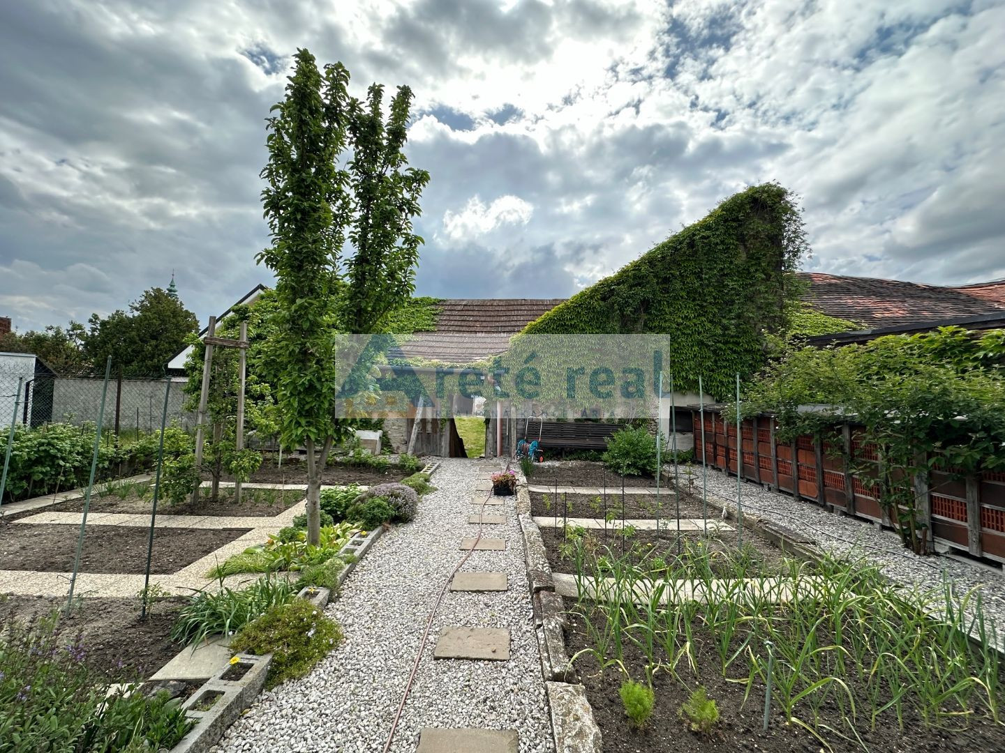 ARETÉ REAL – PREDAJ STAVEBNÉHO POZEMKU S RODINNÝM DOMOM, NEBYTOVÝMI BUDOVAMI A NÁDÁHERNOU ZÁHRADOU V CENTRE MODRY, ŠTÚROVA