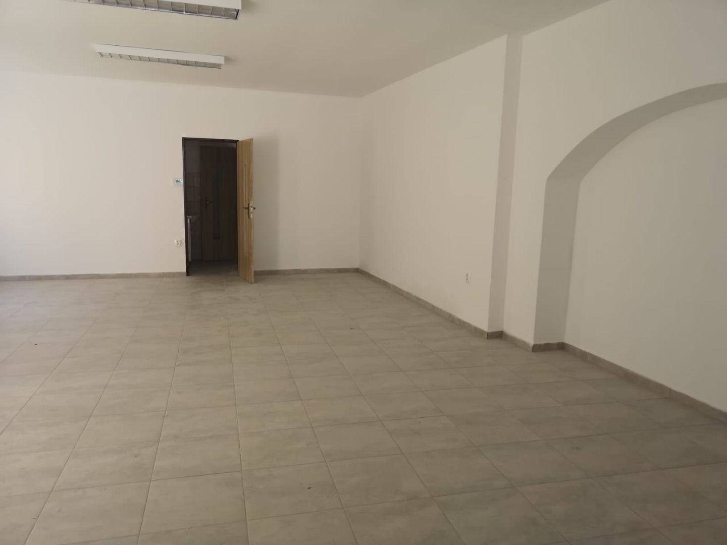 Areté real, Prenájom 87,2 m2 obchodného priestoru s parkovacím miestom v priamom centre mesta Pezinok