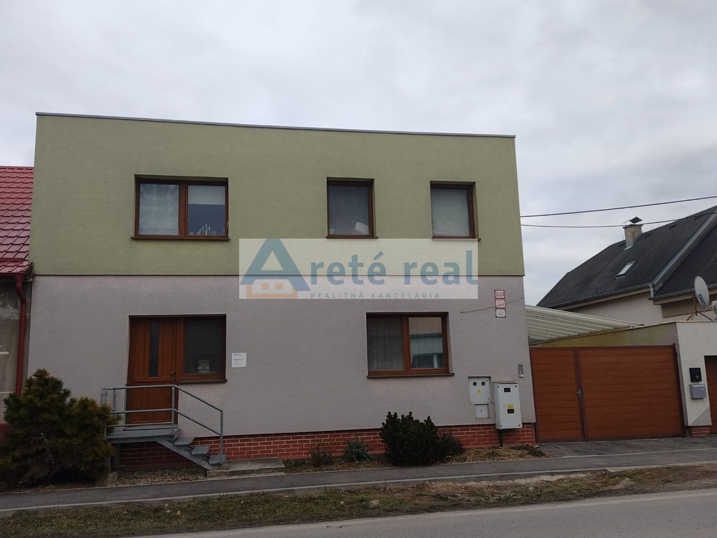 Areté real - Zľava!Predaj dvojgeneračného rodinného domu vhodného aj na podnikanie spojeného s bývaním v strategickej lokalite s prístupom priamo z hlavnej cesty v obci Viničné