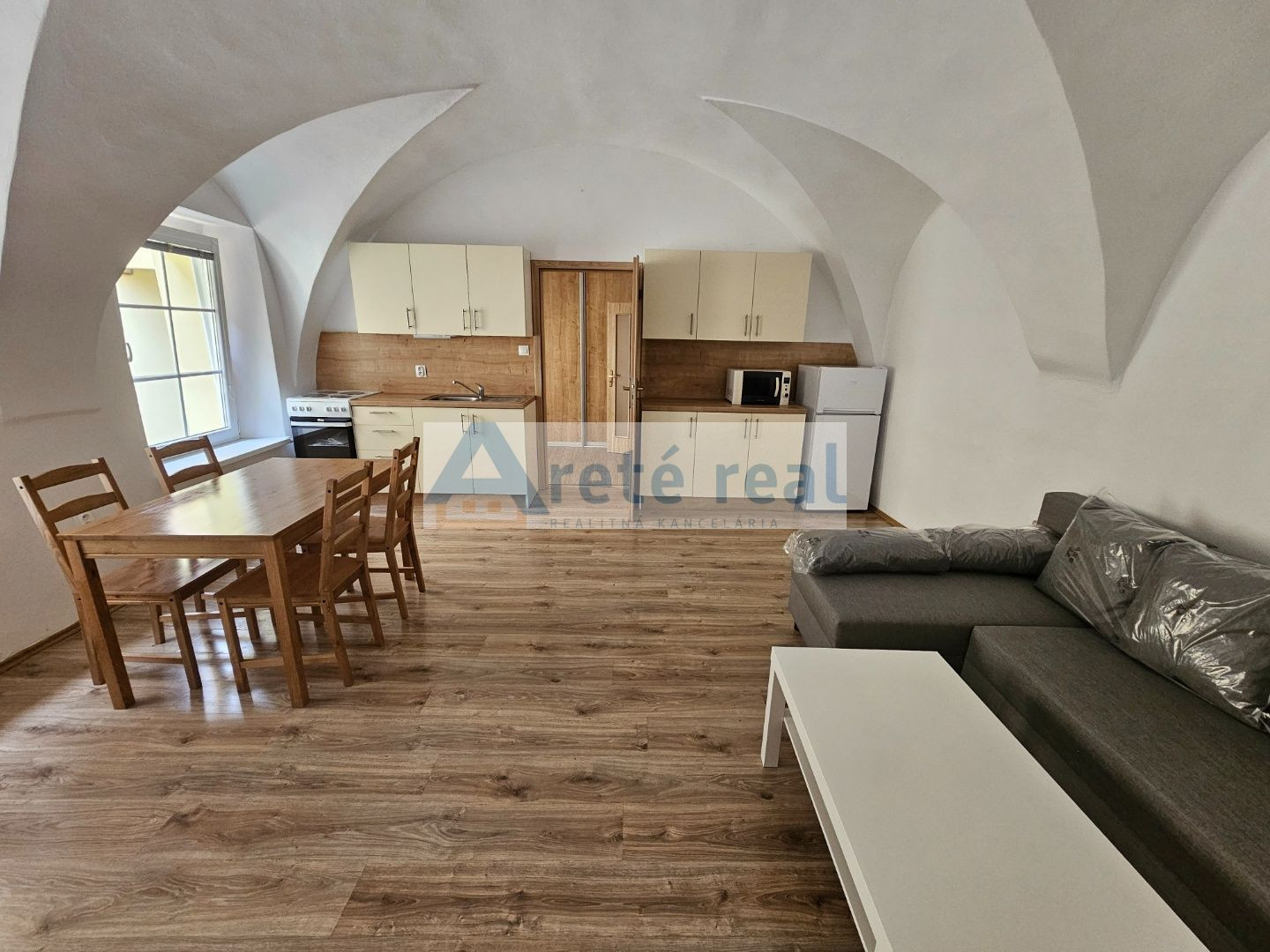 Areté real, Prenájom veľmi pekného 2-izbového bytu s parkovacím miestom v priamom centre mesta Pezinok