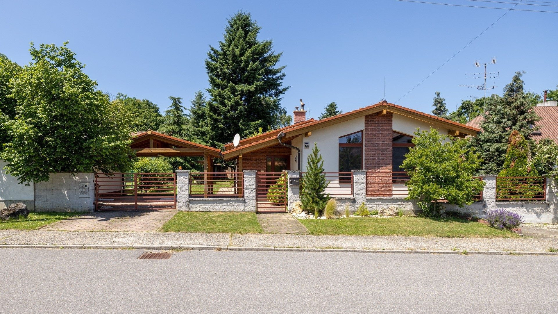 ARETÉ REAL – PREDAJ 4 -IZBOVÉHO RODINNÉHO DOMU S MNOHÝM PRÍSLUŠENSTVOM, BUDMERICE, PODHÁJSKA