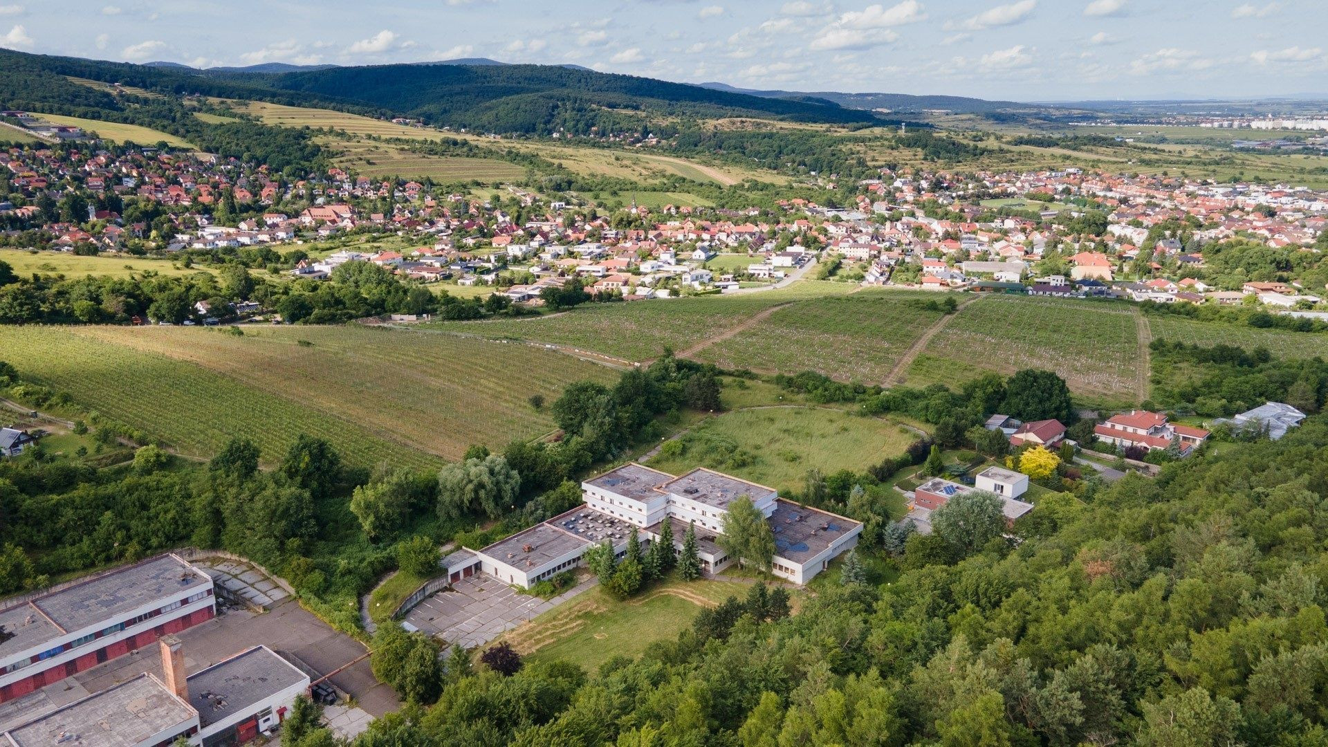 ARETÉ REAL - INVESTIČNÁ PRÍLEŽITOSŤ "PREDAJ BUDOVY S MNOHÝMI MOŽNOSŤAMI VYUŽITIA, LIMBACH, POTOČNÁ"