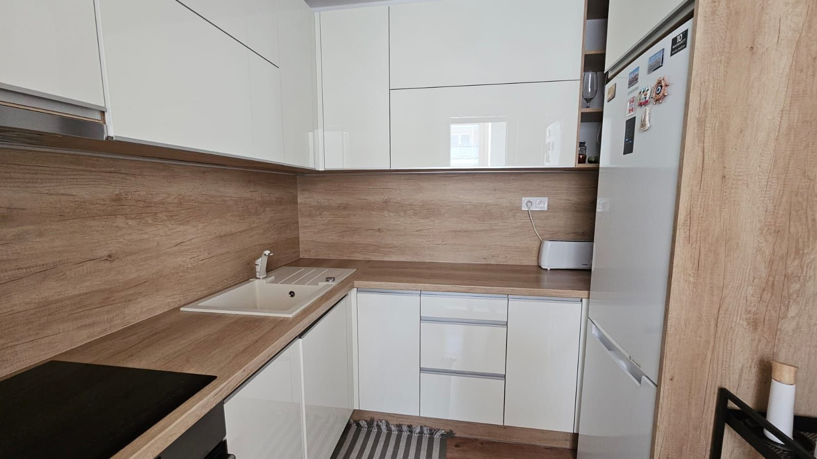 Areté real - Predaj veľmi pekného, priestranného 2-izbového tehlového bytu so zaskleným balkónom s pekným výhľadom v novostavbe na ul. Muškátová v Pezinku