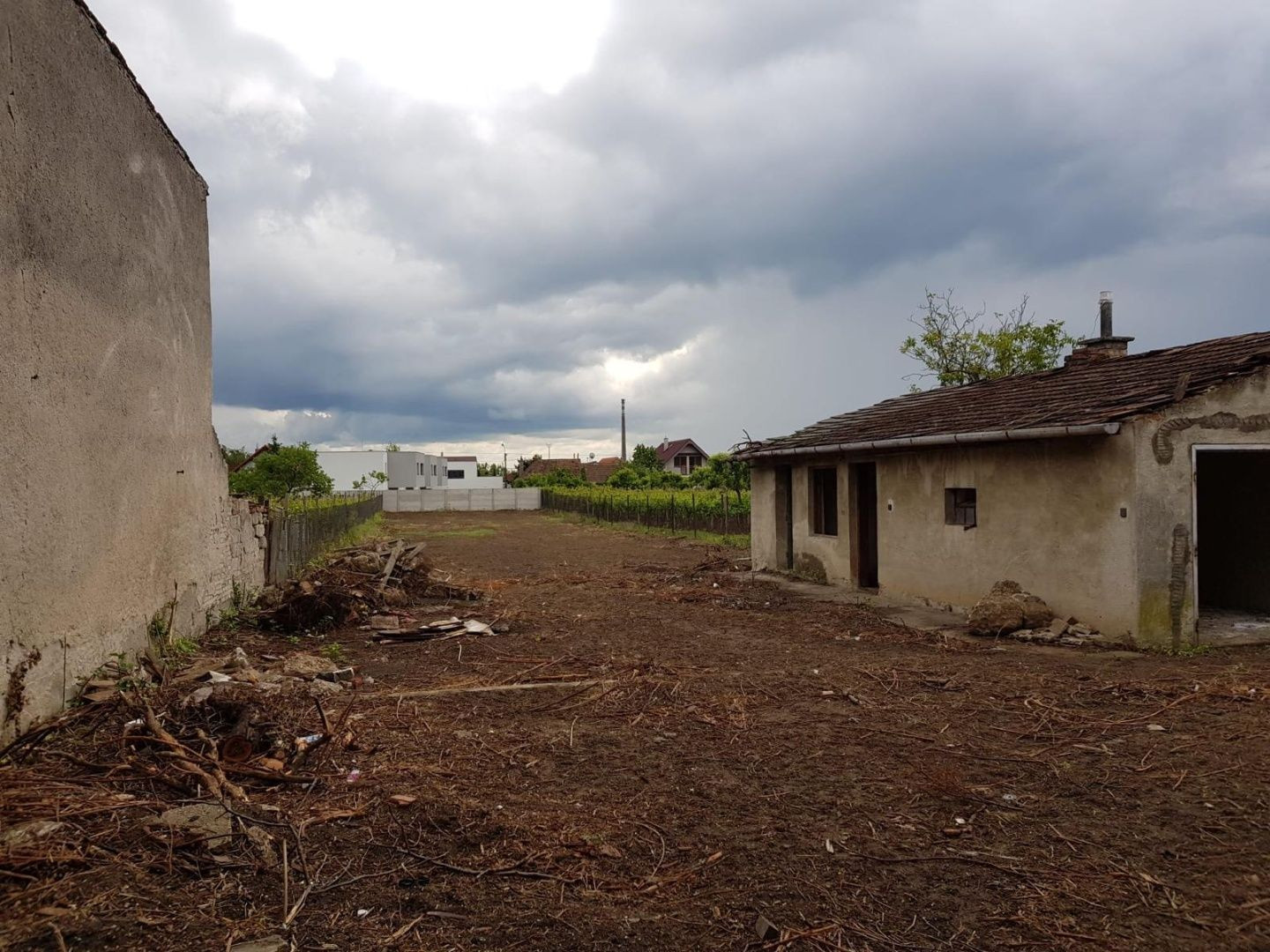 Areté real - Predaj pozemku na výstavbu rodinného domu v tichej a vyhľadávanej lokalite v blízkosti centra Pezinka, ul. Obrancov mieru