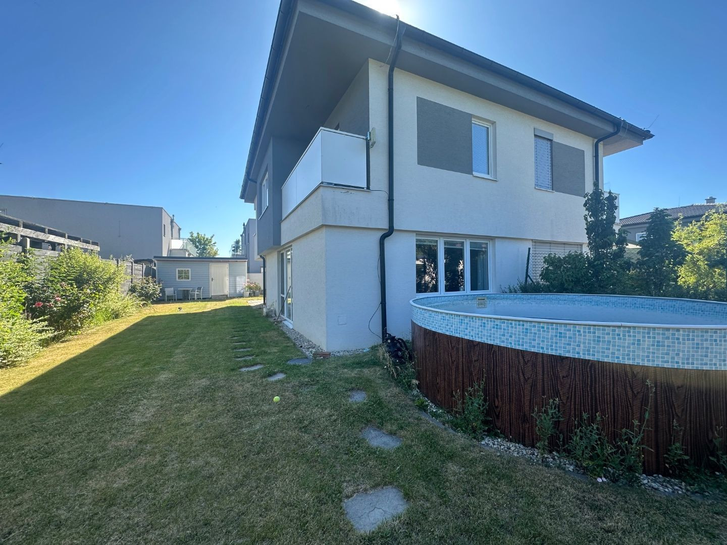 ARETÉ REAL – PRENÁJOM ZARIADENÉHO BYTU SO ZARIADENOU ZÁHRADOU A BAZÉNOM, PARKOVANÍM, PEZINOK, ŠTEBERLOVA