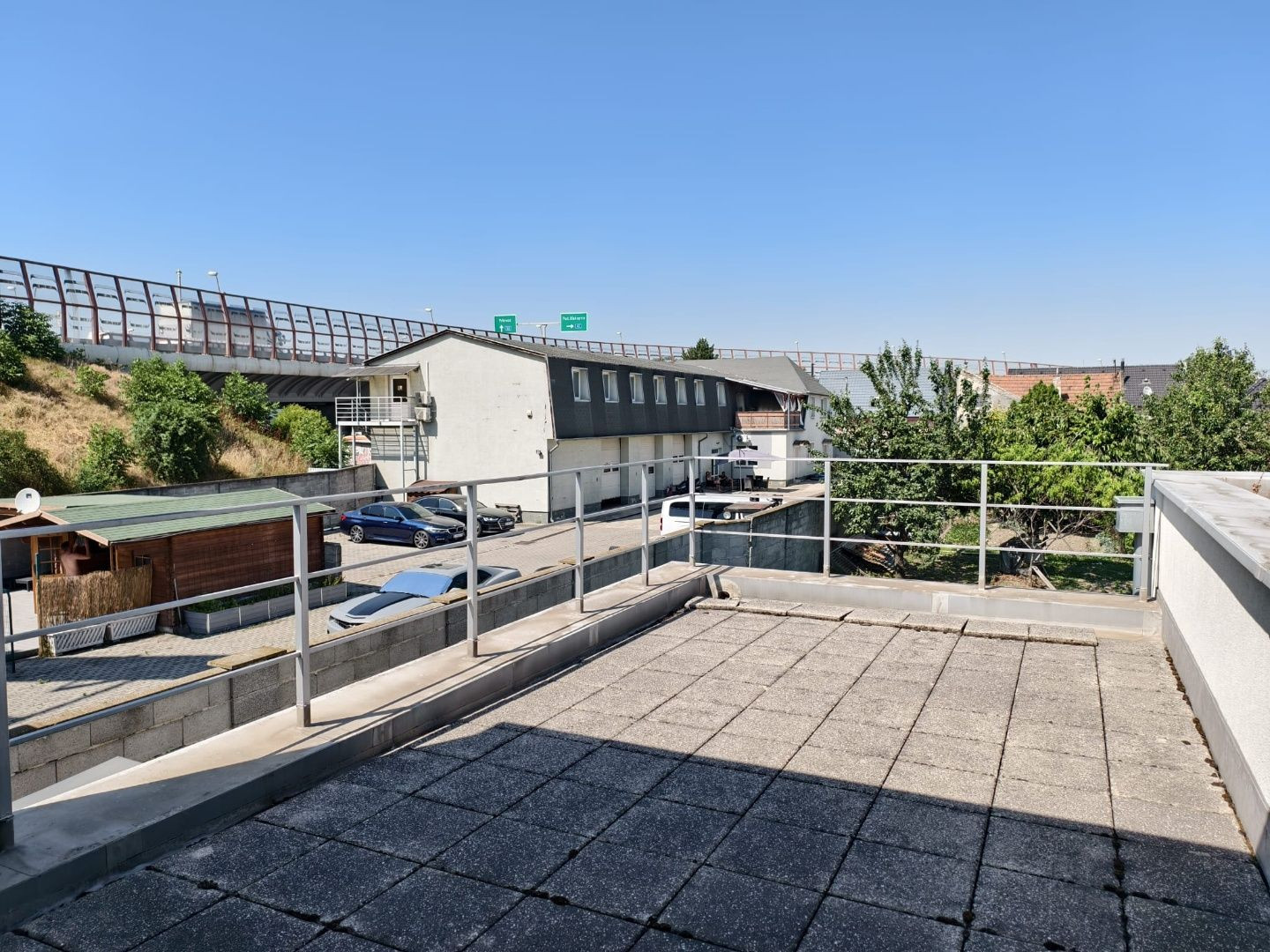 Areté real - Prenájom dvojpodlažného rodinného domu s profesionálnym nahrávacím štúdiom, ul. Hrachová, Bratislava