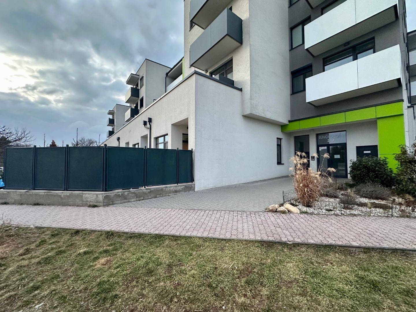 ARETÉ REAL - PREDAJ 3-IZBOVÉHO BYTU S TERASOU. ZÁHRADKOU A PARKOVACÍM STÁTÍM V NOVOSTAVBE SEVERKA, PEZINOK, SUVOROVOVA