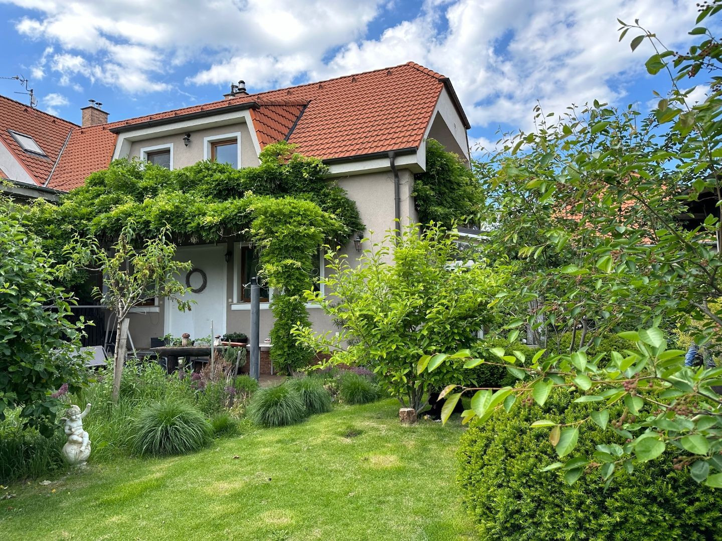 ARETÉ REAL – PREDAJ POLYFUNKČNEJ BUDOVY SO SKLADOVOU HALOU V CENTRE PEZINKA, JESENSKÉHO