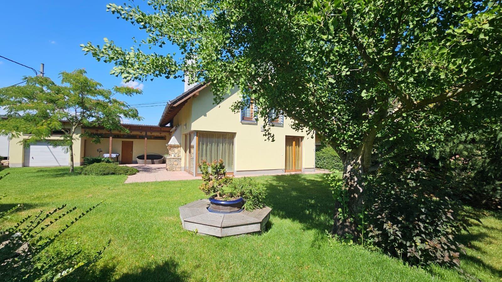 Areté real - Predaj veľmi pekného, výborne dispozične riešeného 5-izbového rodinného domu s garážou vo vyhľadávanej lokalite, obec Limbach, ul. Pri Kockách