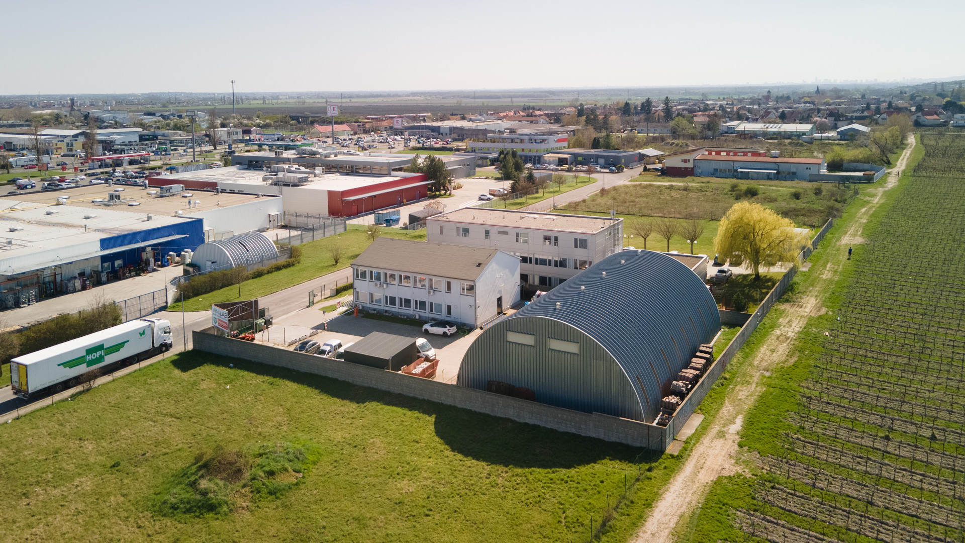 ARETÉ REAL – PREDAJ OBCHODNÉHO AREÁLU SO SKLADOVOU HALOU, BUDOVOU OBCHODU A SLUŽIEB A VONKAJŠÍM SKLADOM