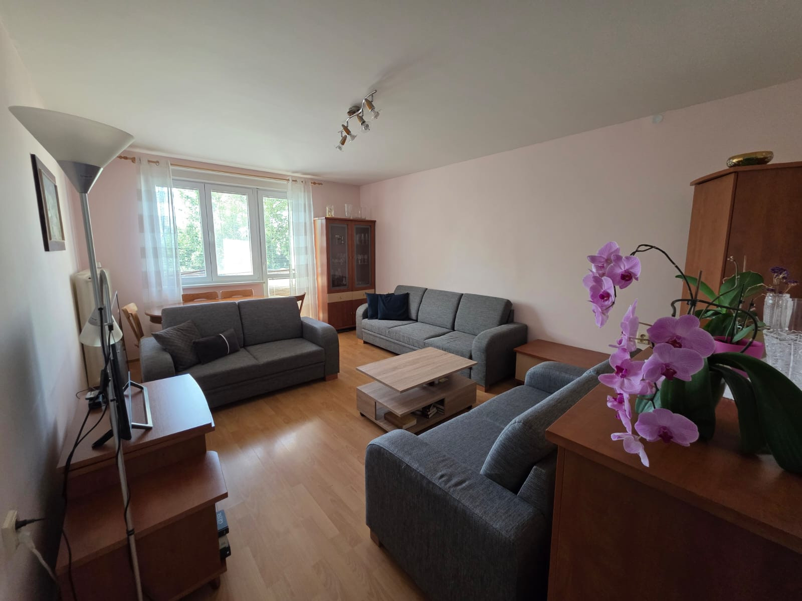 Arete real-Predaj priestranného 3-izbového  bytu s nádherným výhľadom na Malé Karpaty v zateplenom tehlovom bytovom dome, Bratislava,  Pri Bielom kríži