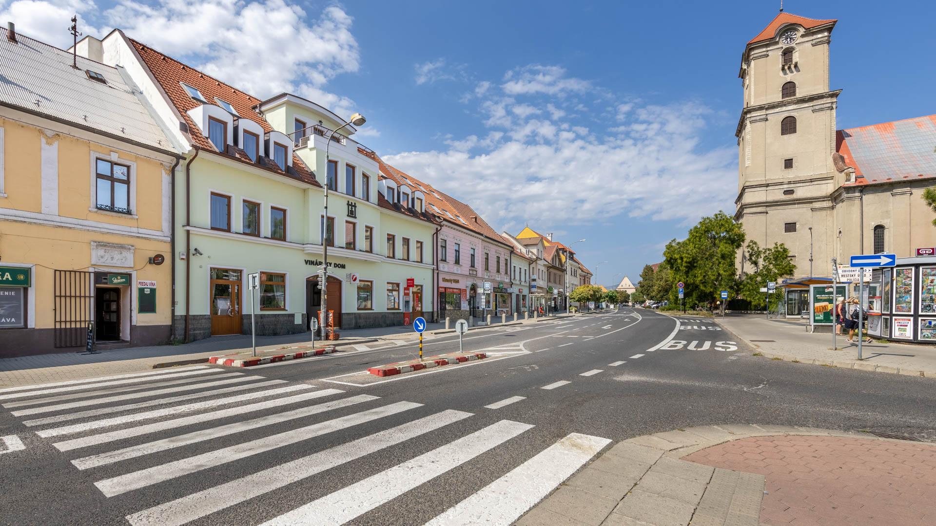 ARETÉ REAL - PREDAJ POLYFUNKČNEJ BUDOVY S MNOHÝM PRÍSLUŠENSTVOM A PARKOVISKOM, PEZINOK CENTRUM