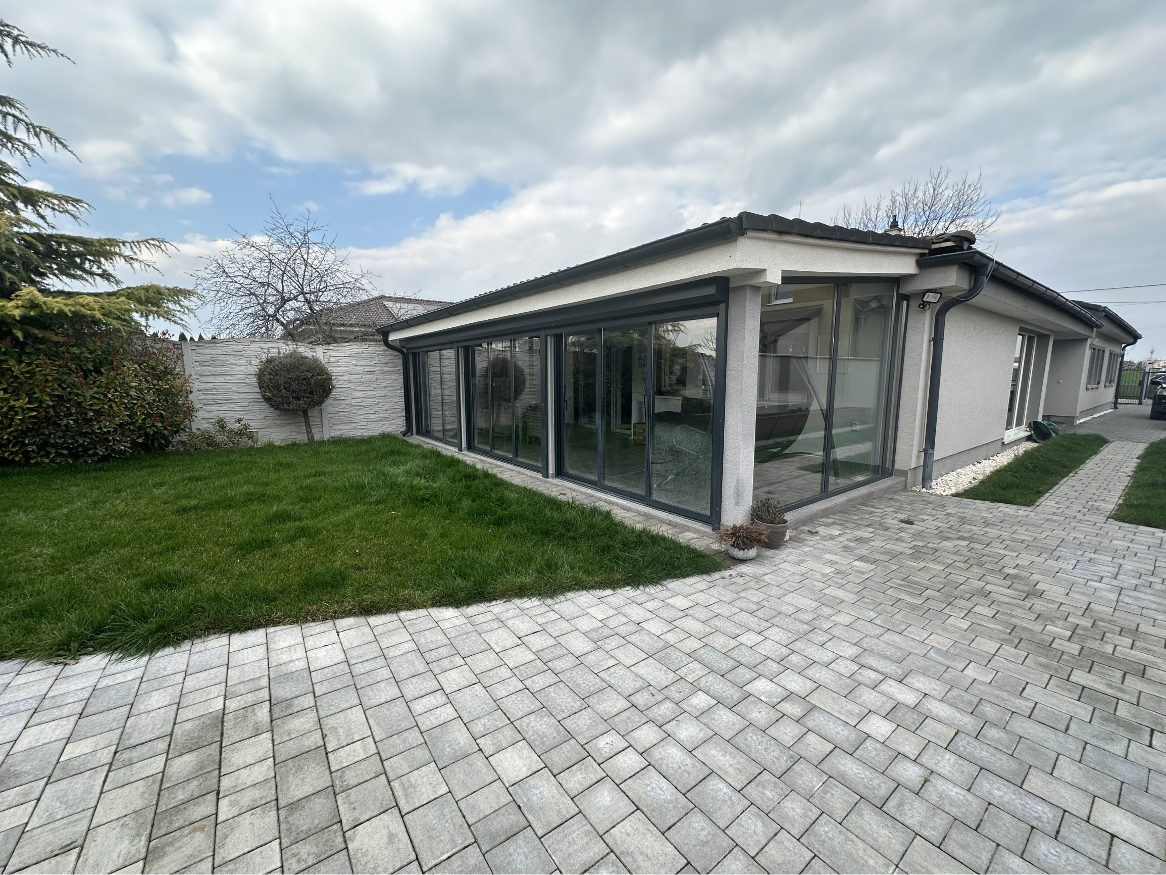 ARETÉ REAL - PREDAJ NOVOSTAVBY PRIESTRANNÉHO RODINNÉHO DOMU S DVOJGARÁŽOU, KAPLNA