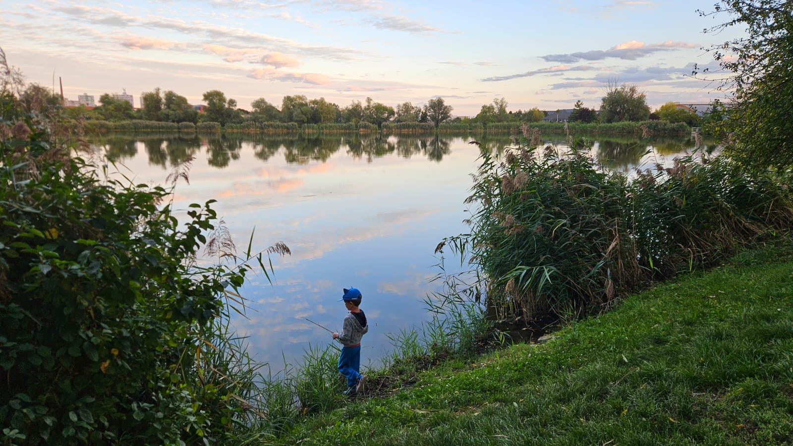Areté real - Predaj jedinečného pozemku pri vode a pod lesom v atraktívnej lokalite, Pezinok- Rozálka