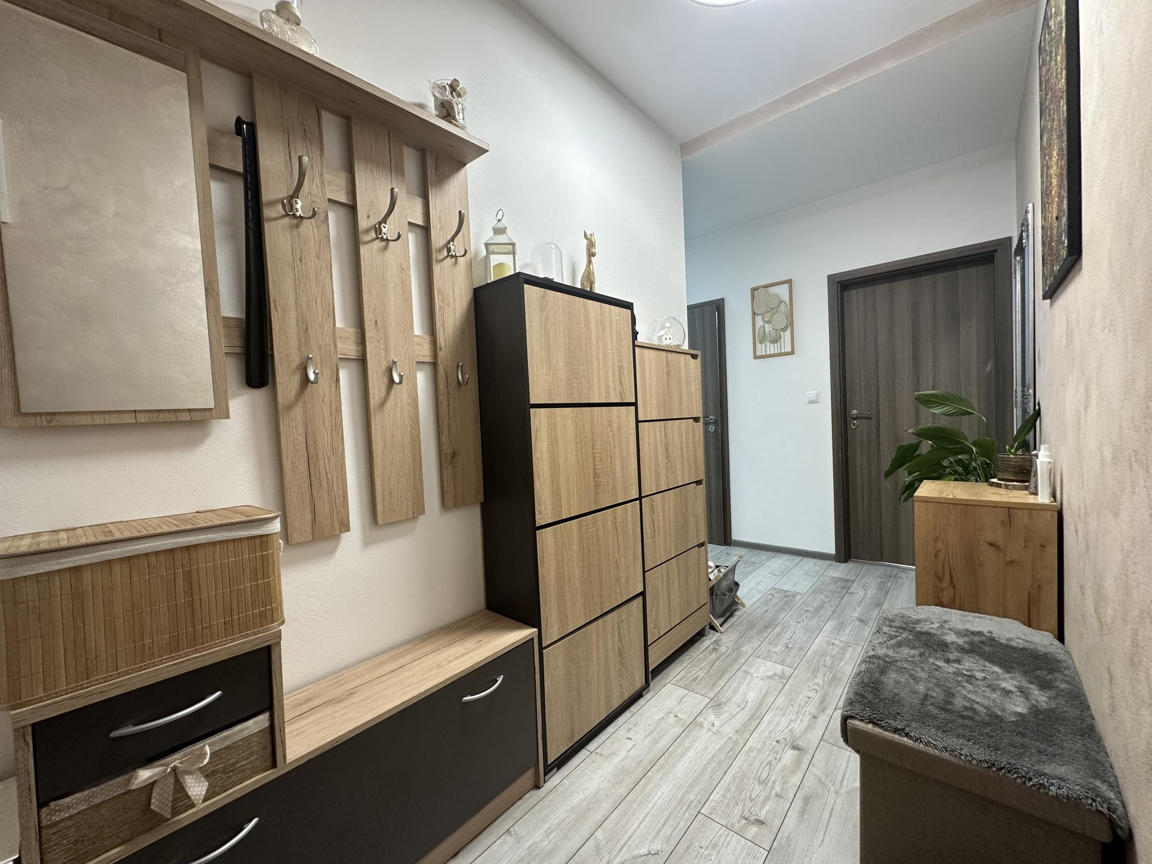 ARETÉ REAL - ZARIADENÝ 2-IZBOVÝ BYT S BALKÓNOM,  PARKOVACÍM MIESTOM, ENERGIAMI AJ INTERNETOM, SLOVENSKÝ GROB, RASTISLAVOVA