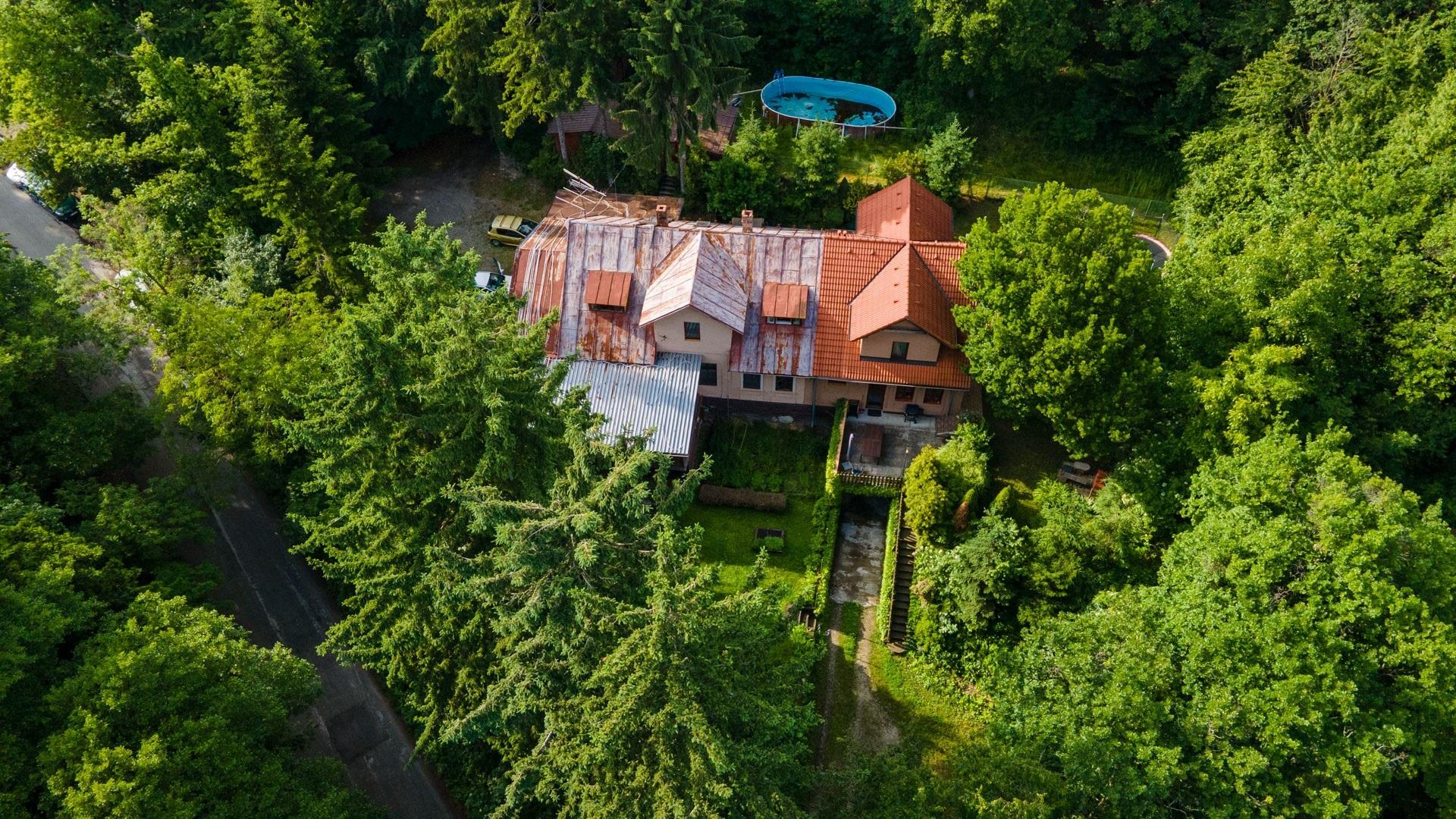 ARETÉ REAL – PREDAJ BUDOVY NA ŠPORTOVÉ A REKREAČNÉ ÚČELY S TROMA CHATKAMI, MODRA, HARMÓNIA