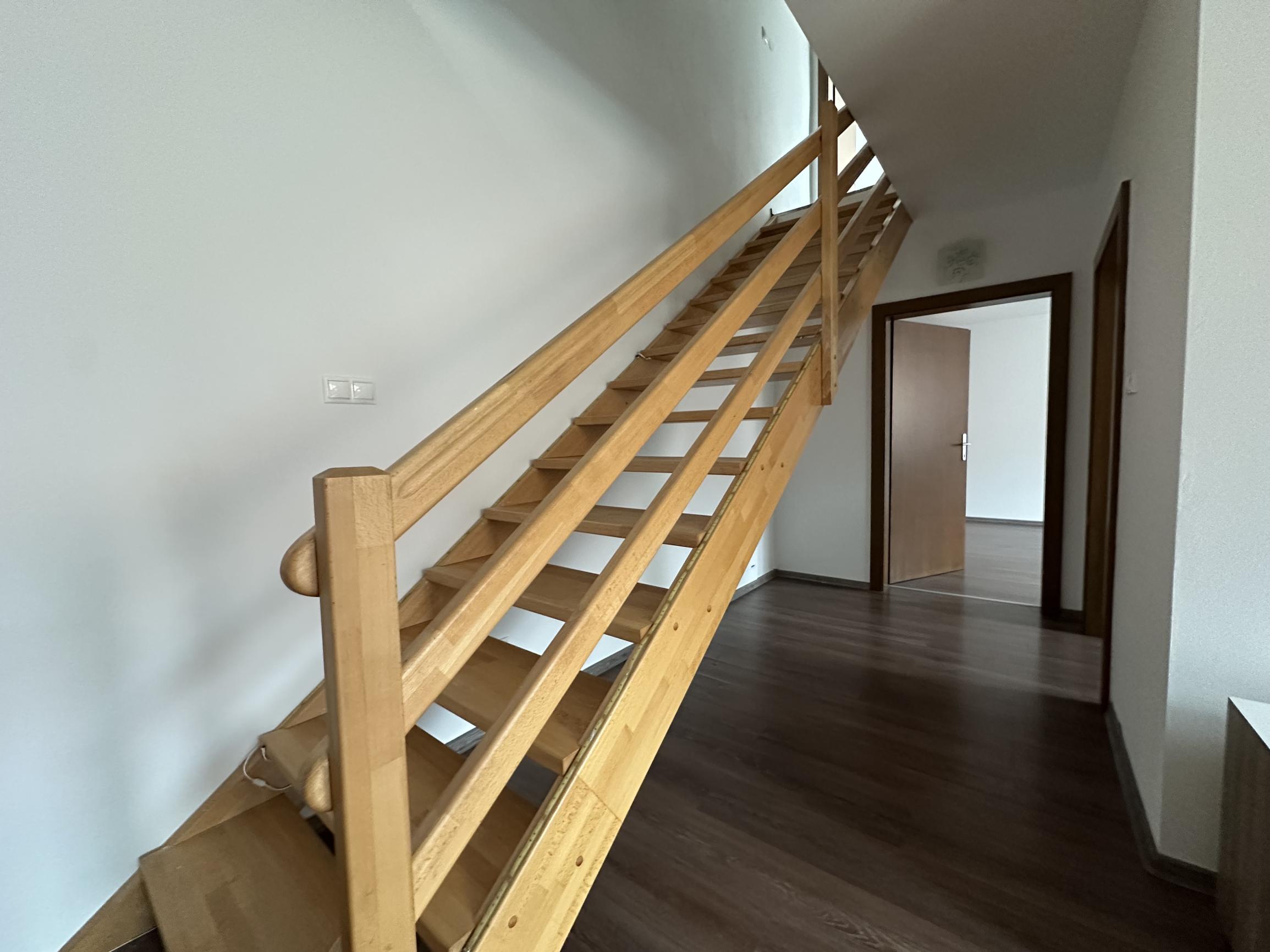 ARETÉ REAL – PREDAJ 4-IZBOVÉHO MEZONETOVÉHO BYTU S PARKOVANÍM, ZÁHRADKOU V CENTRE MESTA, PEZINOK, HOLUBYHO