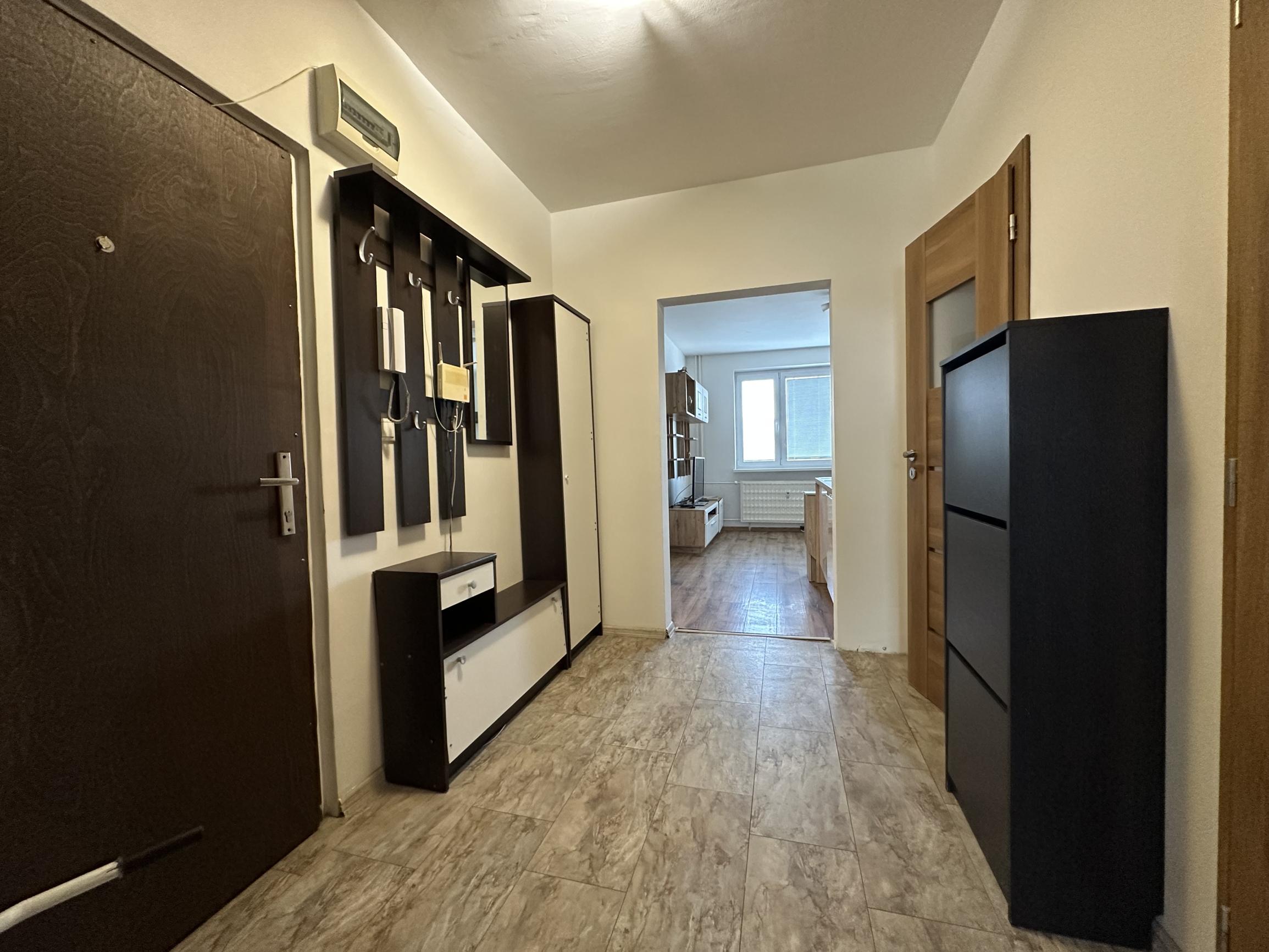 ARETÉ REAL – PRENÁJOM ZARIADENÉHO 3-IZBOVÉHO BYTU S PARKOVANÍM, ENERGIAMI AJ INTERNETOM, PEZINOK, LACA NOVOMESKÉHO