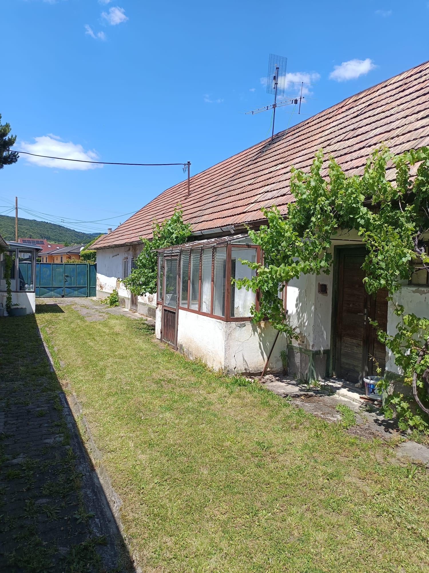 Areté real- Ponúkame na  predaj rodinný dom v tichej časti Častej – ideálne na rekonštrukciu alebo novú výstavbu