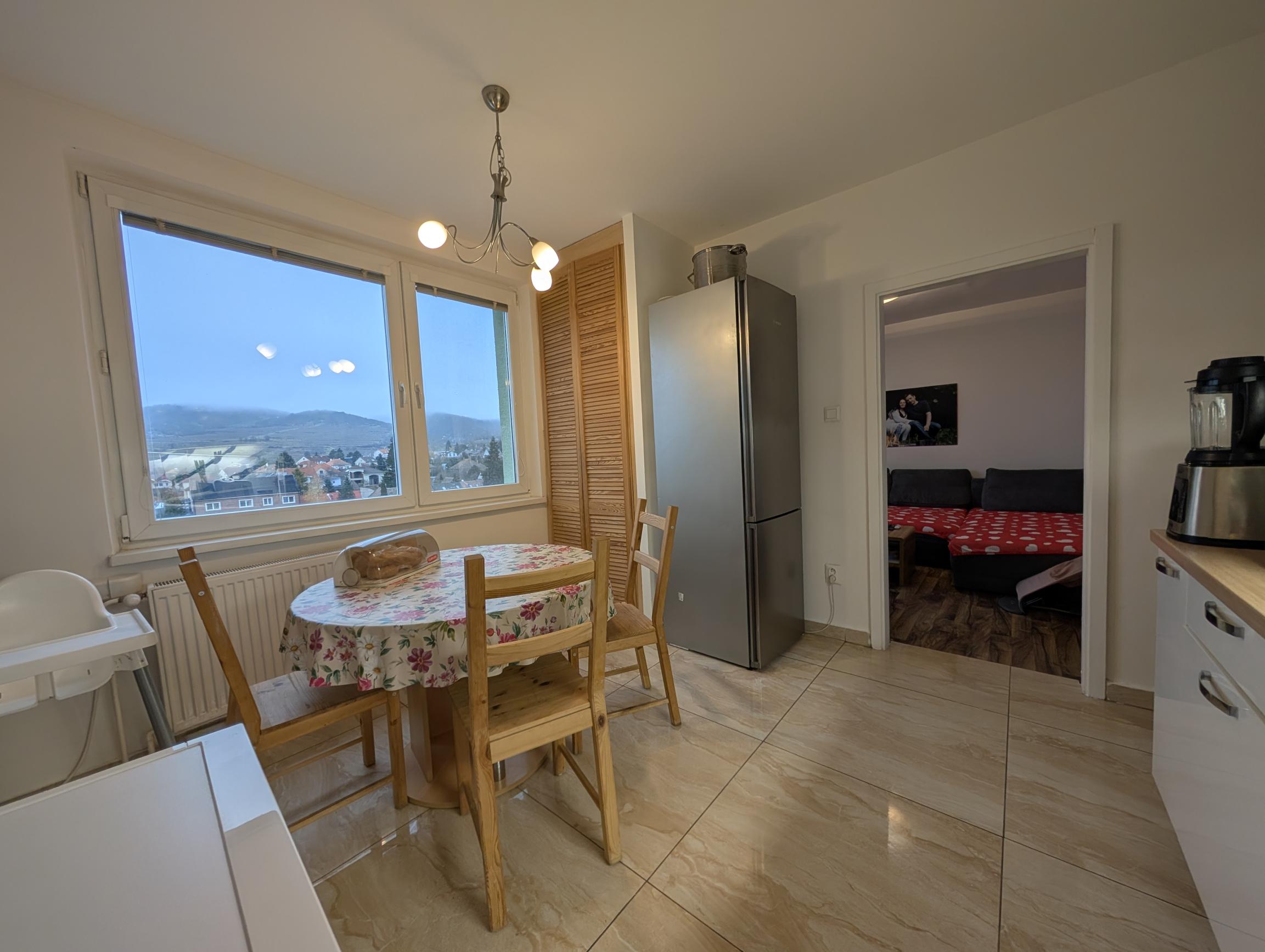 ARETÉ REAL-Predaj 3 izbového slnečného bytu v Modre, centrum na skok, krásny výhľad na panorámu mesta