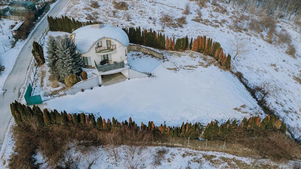 Areté real - Predaj výborne dispozične riešeného 5-izbového rodinného domu s garážou a rozľahlým pozemkom s panoramatickým výhľadom v Limbachu