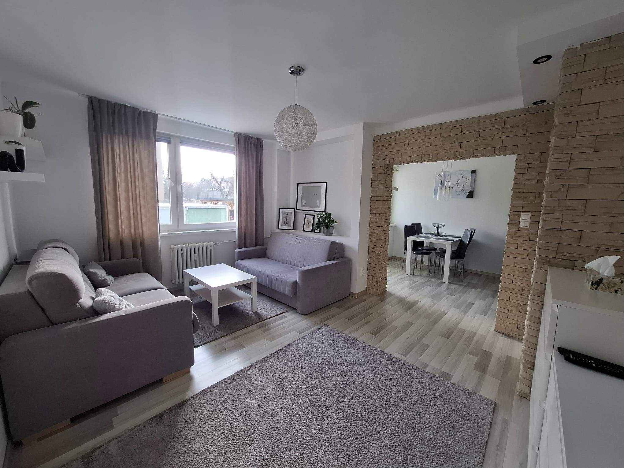 ARETÉ REAL-Ponúkame na predaj tehlový 2 izbový byt po rekonštrukcii, slnečný s loggiou, murovanou pivnicou v dedinke Šenkvice