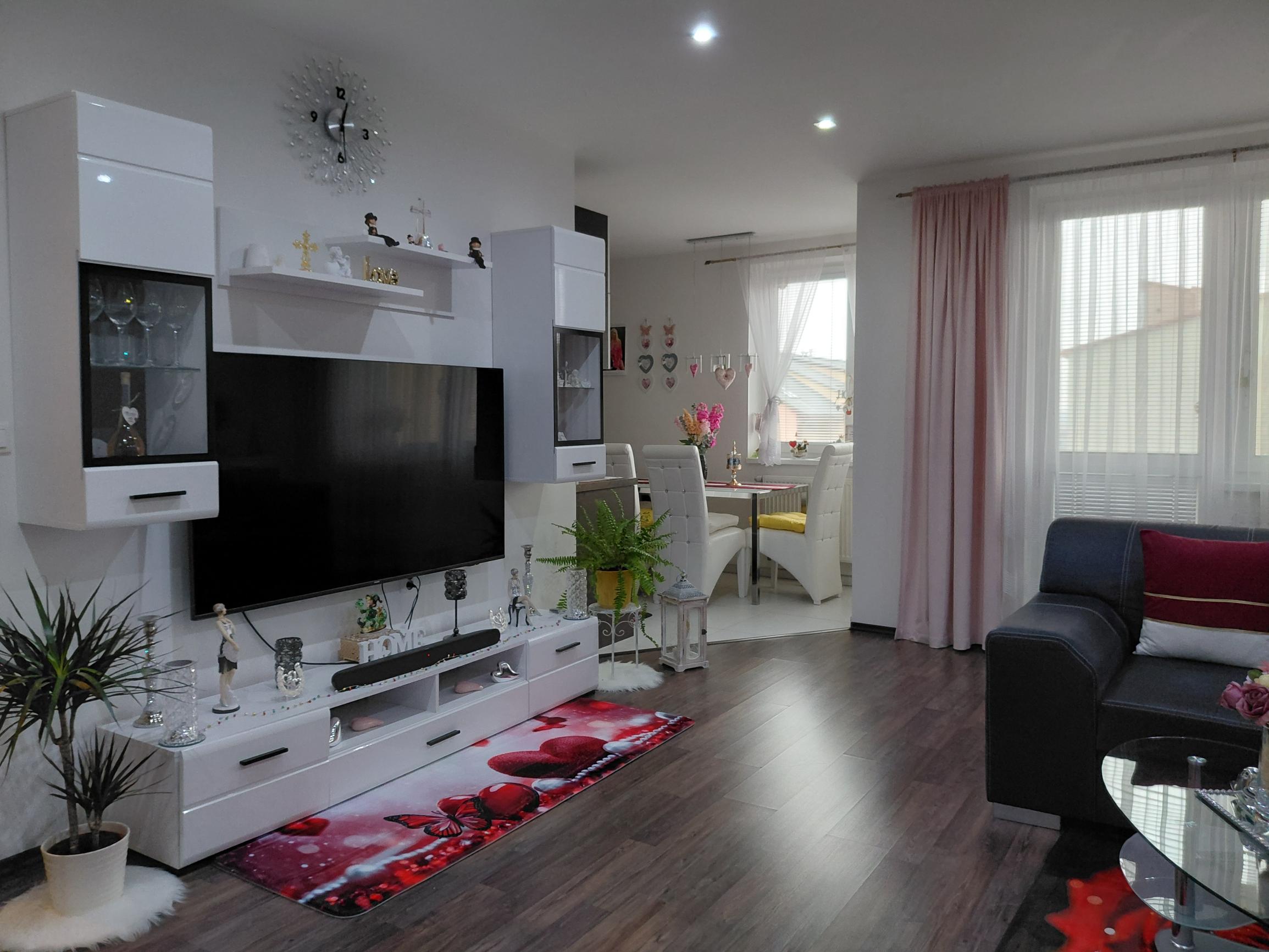 ARETÉ REAL- Predaj krásneho tehlového 2-izb bytu s veľkou výmerou, 2 loggie, murovaná pivnica, sídlisko Muškát v Pezinku