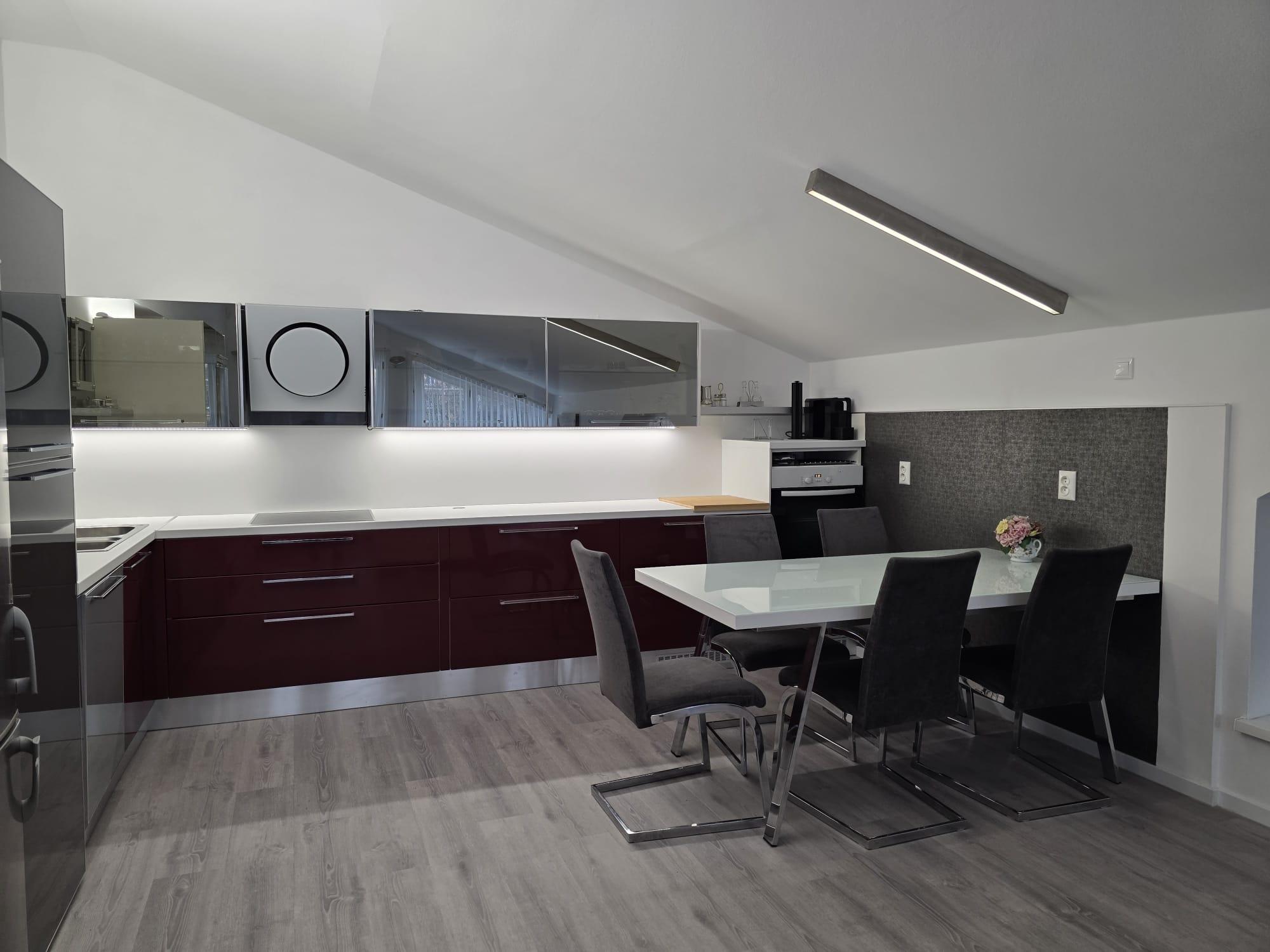 Areté real - Nadštandardný, priestranný 5-izbový byt v rodinnom dome  s parkovaním vo výbornej lokalite v Pezinku