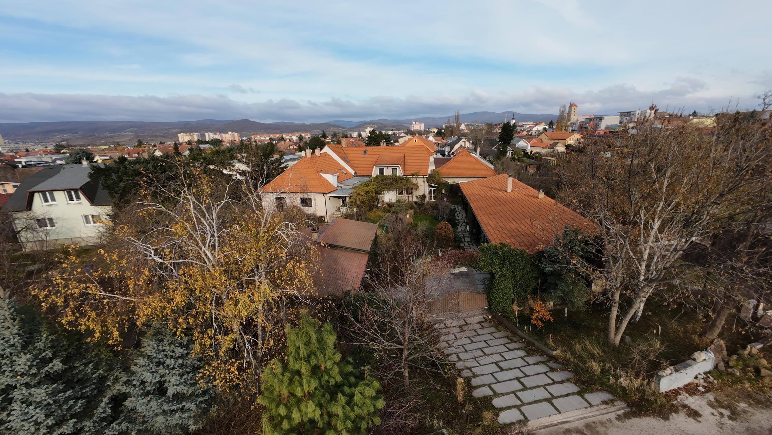 ARETÉ REAL - BÝVANIE S PODNIKANÍM V CENTRE PEZINKA, JESENSKÉHO A HOLUBYHO