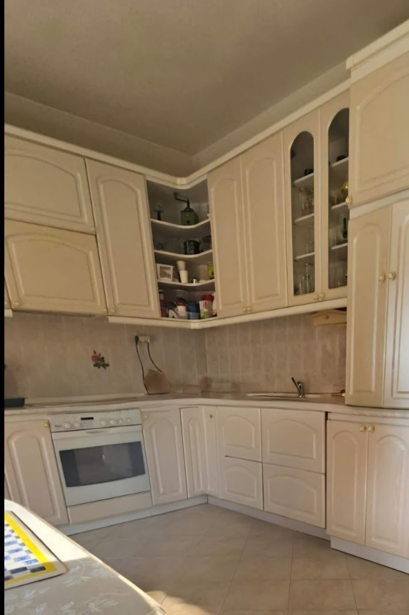 Areté real- Predaj výborne dispozične riešeného 4-izbového bytu s garážou v dobrej lokalite, ul. Silvánova, Pezinok