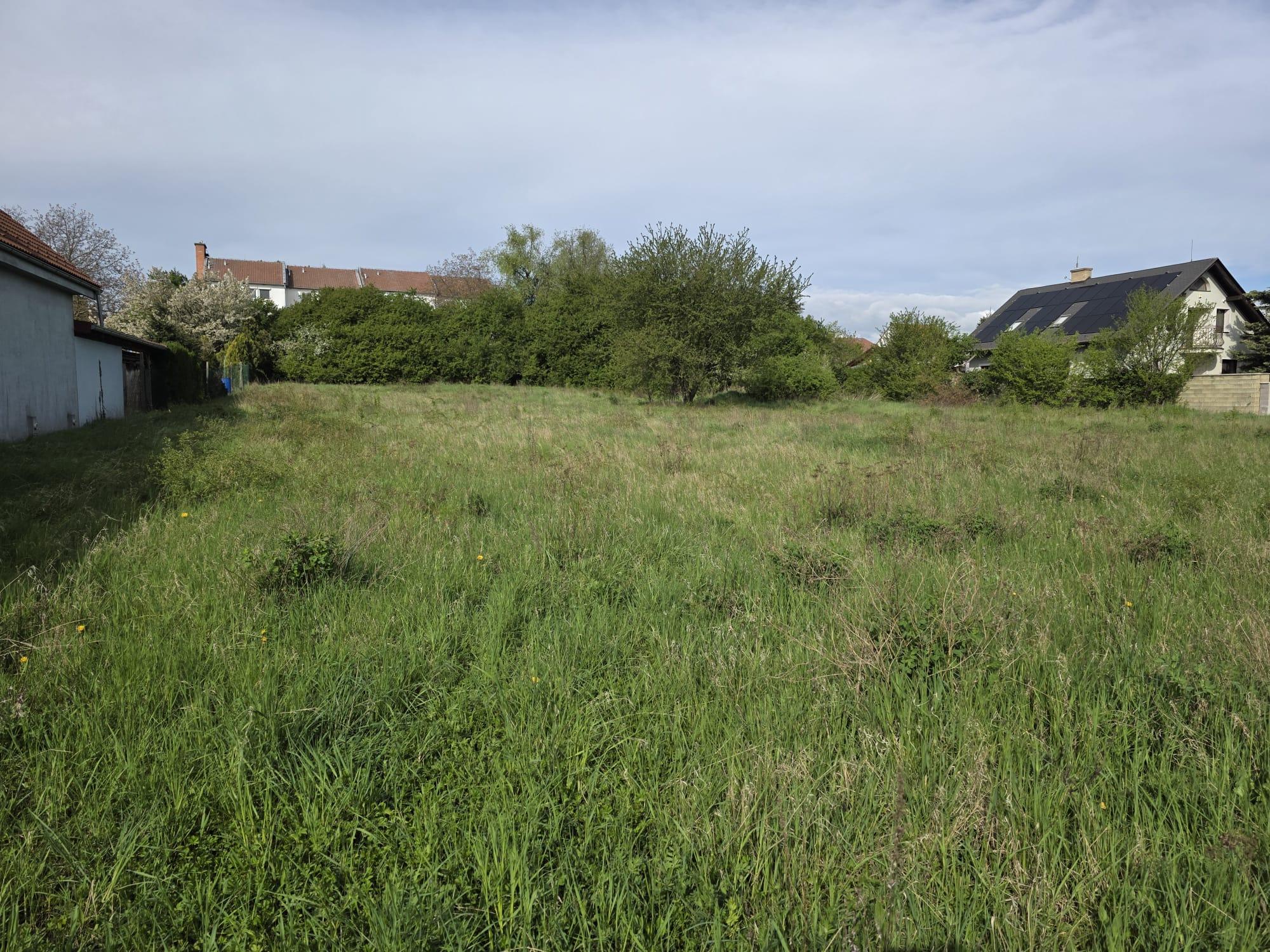 Areté real - Predaj investičného stavebného pozemku v centre obce Budmerice, výborná investičná príležitosť