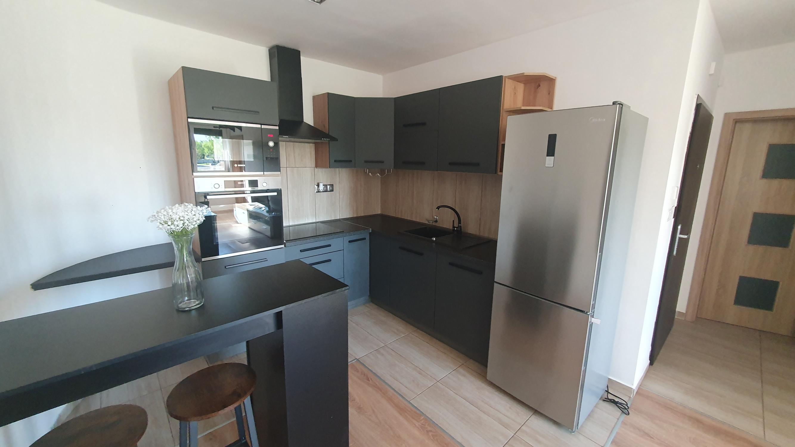 Areté real- Prenájom 2i bytu s predzáhradkou a parkovaním