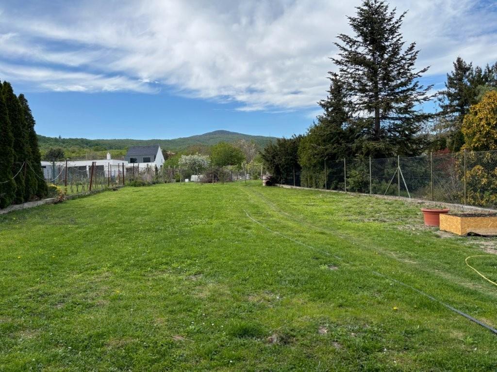 ARETÉ REAL- Ponúkame na predaj rodinný dom v tichej časti v meste MODRA, na slnečnom pozemku s veľkorysou výmerou 1790m2