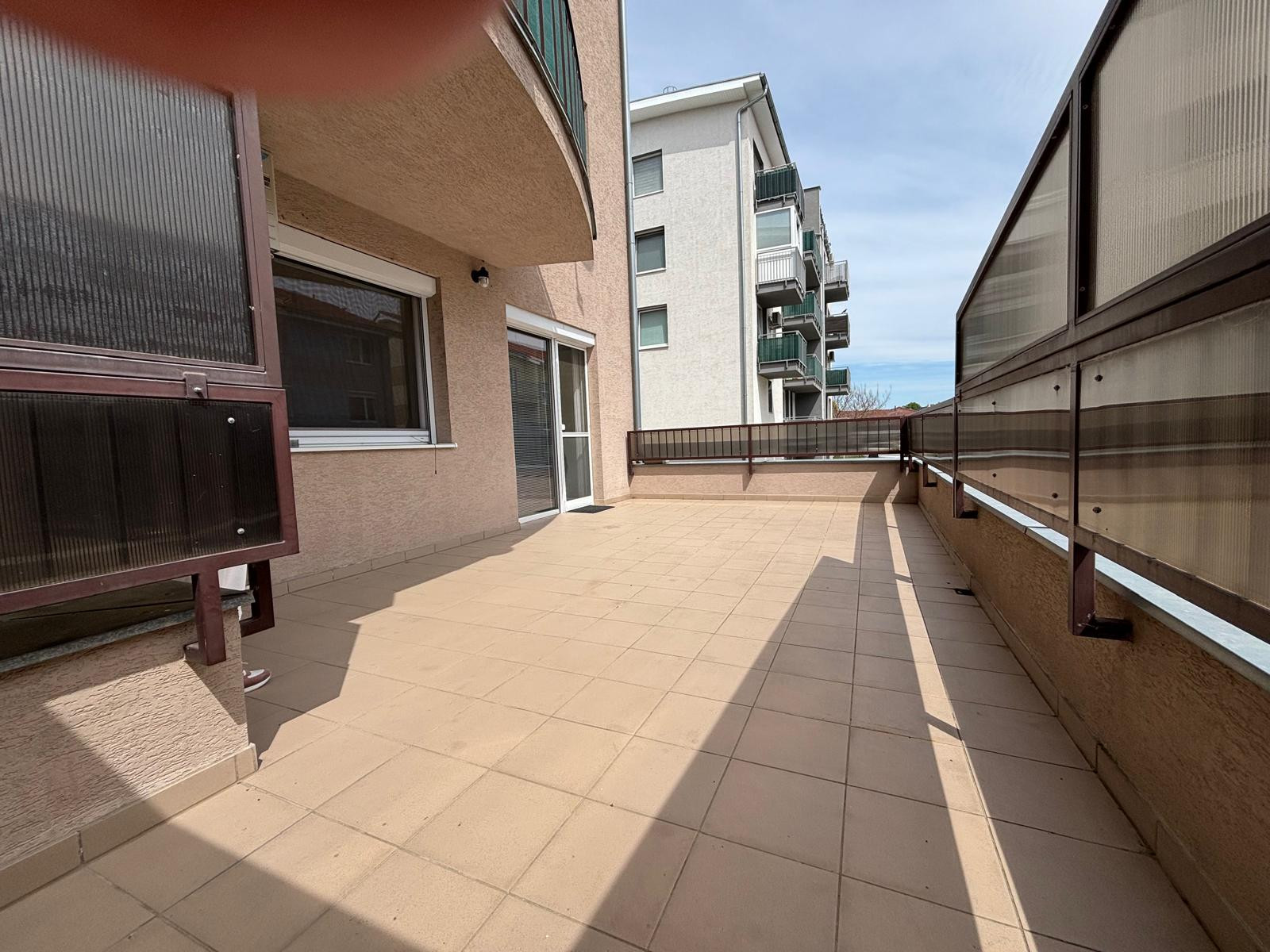 ARETÉ REAL- PONÚKAME NA PREDAJ PRIESTRANNÝ, SLNEČNÝ 3 IZB.BYT S VEĽKOU TERASOU, VNÚTORNÝM  PARKOVACÍM STÁTÍM, KOMOROU, V MALEBNEJ DEDINKE SLOVENSKÝ GROB