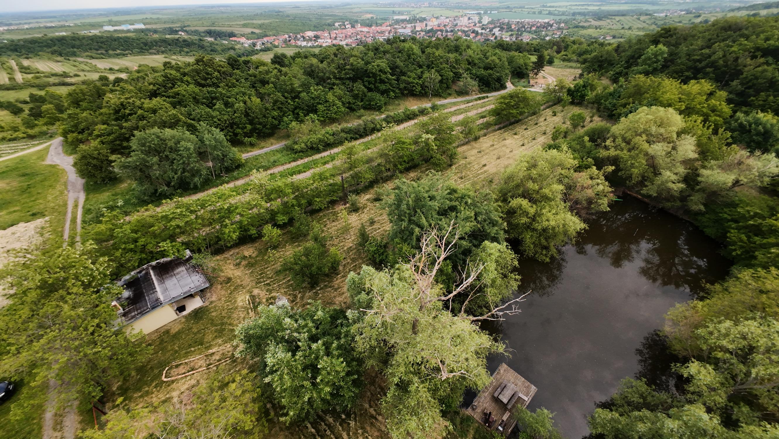 ARETÉ REAL – PRIPRAVUJEME PREDAJ 6270m2 POZEMKU S JAZIERKOM V MODRE, ČASŤ ŠARKAPERKY