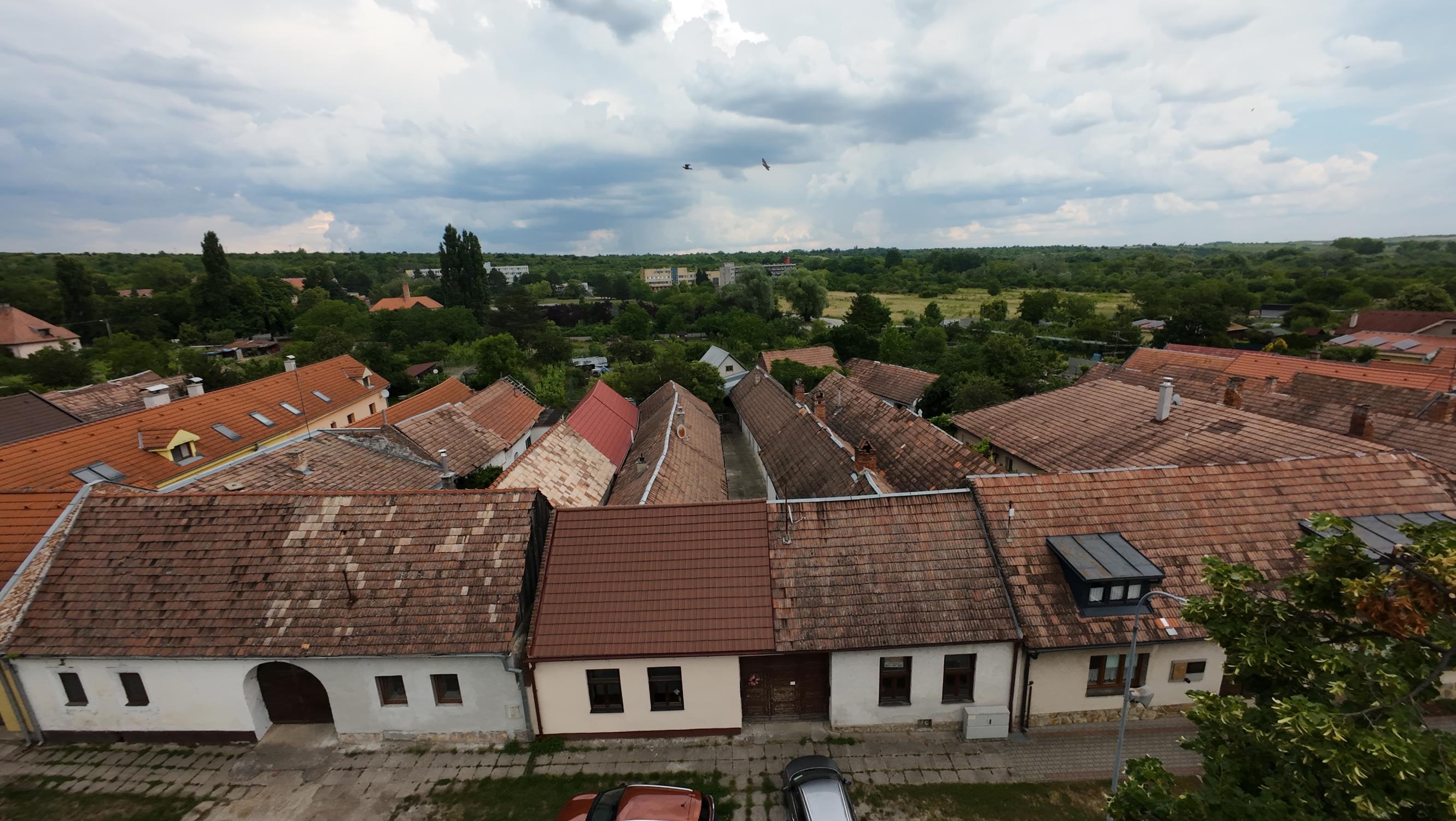 ARETÉ REAL – PREDAJ 2 VINÁRSKYCH RODINNÝCH DOMOV S 2 NEBYTOVÝMI BUDOVAMI V CENTRE MODRY, DOLNÁ