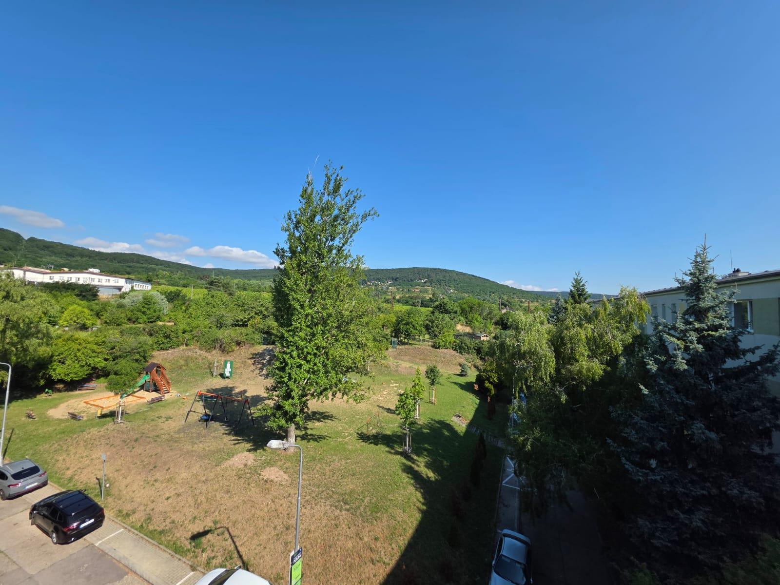 ARETÉ REAL – PREDAJ Priestranný 3-izbový byt s nádherným výhľadom na Malé Karpaty v zateplenom tehlovom dome – Bratislava, Pri Bielom kríži