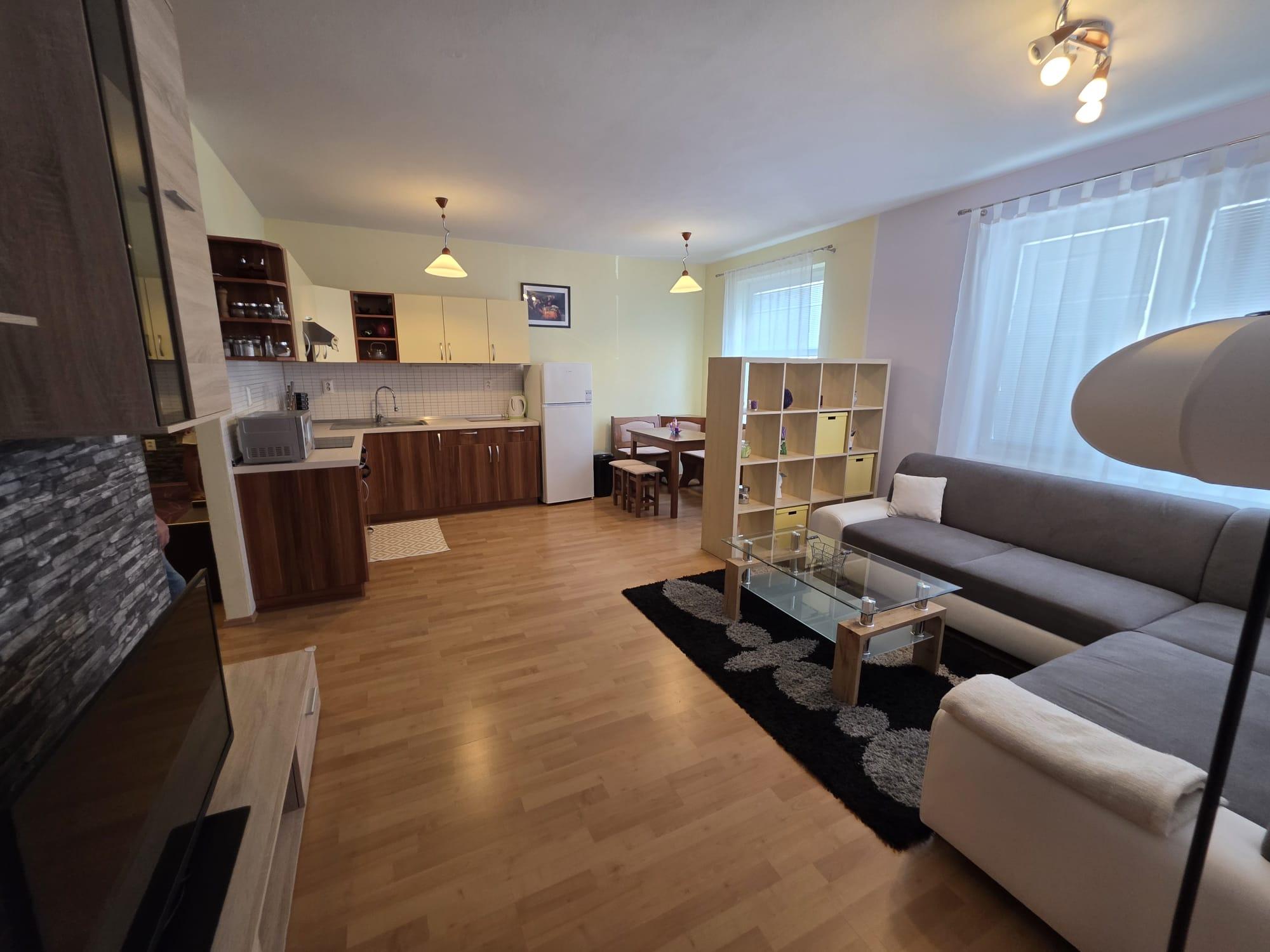 Areté real - Prenájom veľmi pekného, zariadeného 2-izbového bytu s garážovým parkovacím miestom v Pezinku, Silvánova ul.